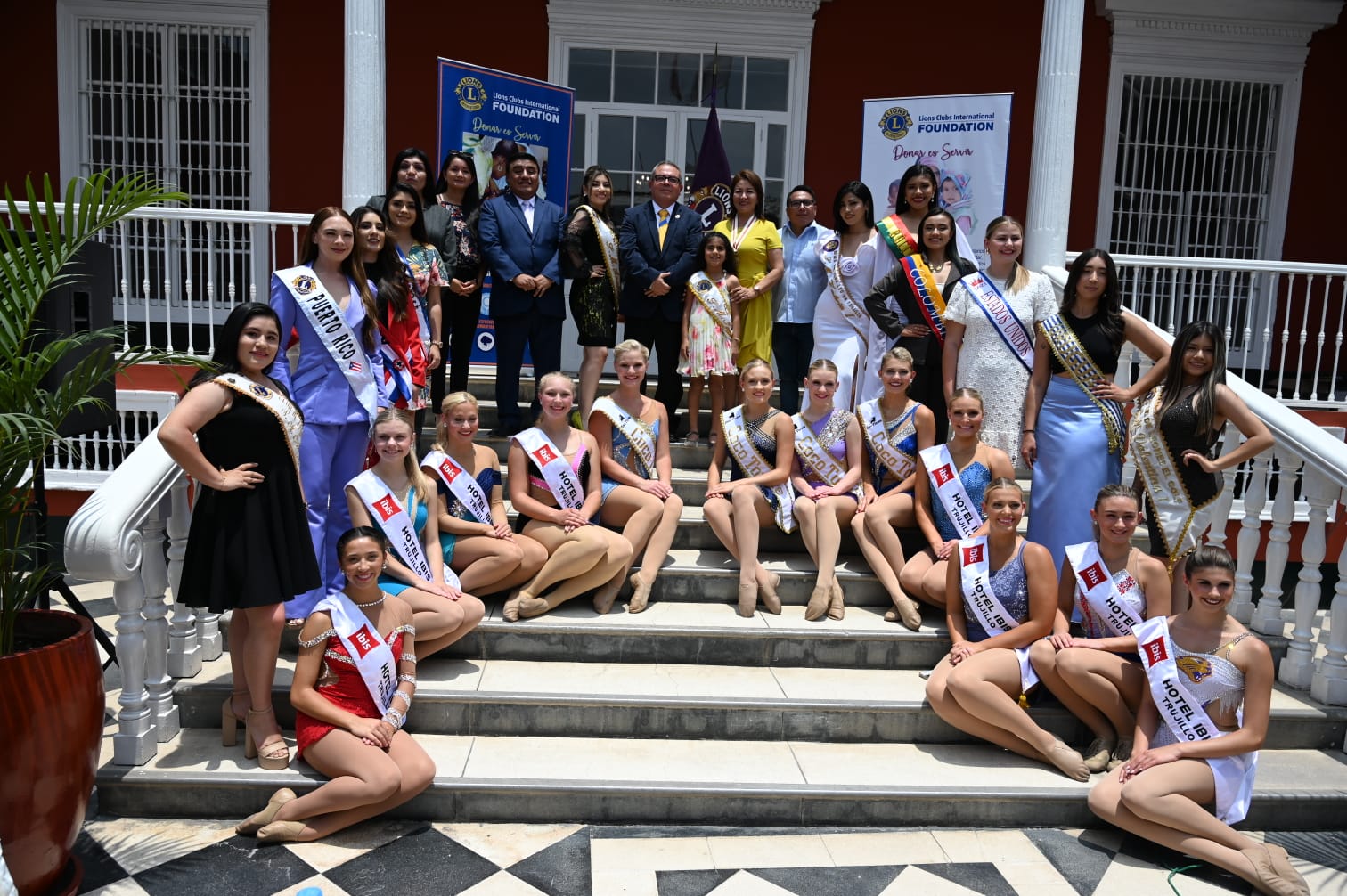 Reinas y bastoneras en 71º Festival Internacional de la Primavera en Trujillo