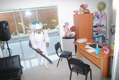 Trujillo: municipalidad fumiga colegios para buen estado de locales ante inicio de clases