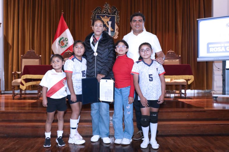 Trujillo: alcalde provincial distinguió a ex voleibolista olímpica Rosa García