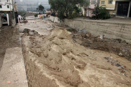 Son los huaicos y desbordes señales de que habrá un terremoto, qué dice el IGP