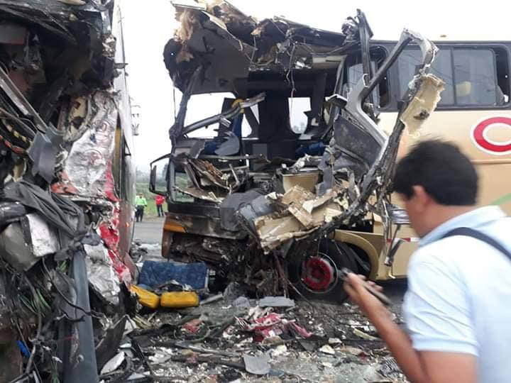 Tres personas fallecieron en choque de dos buses interprovinciales cerca a Guadalupito
