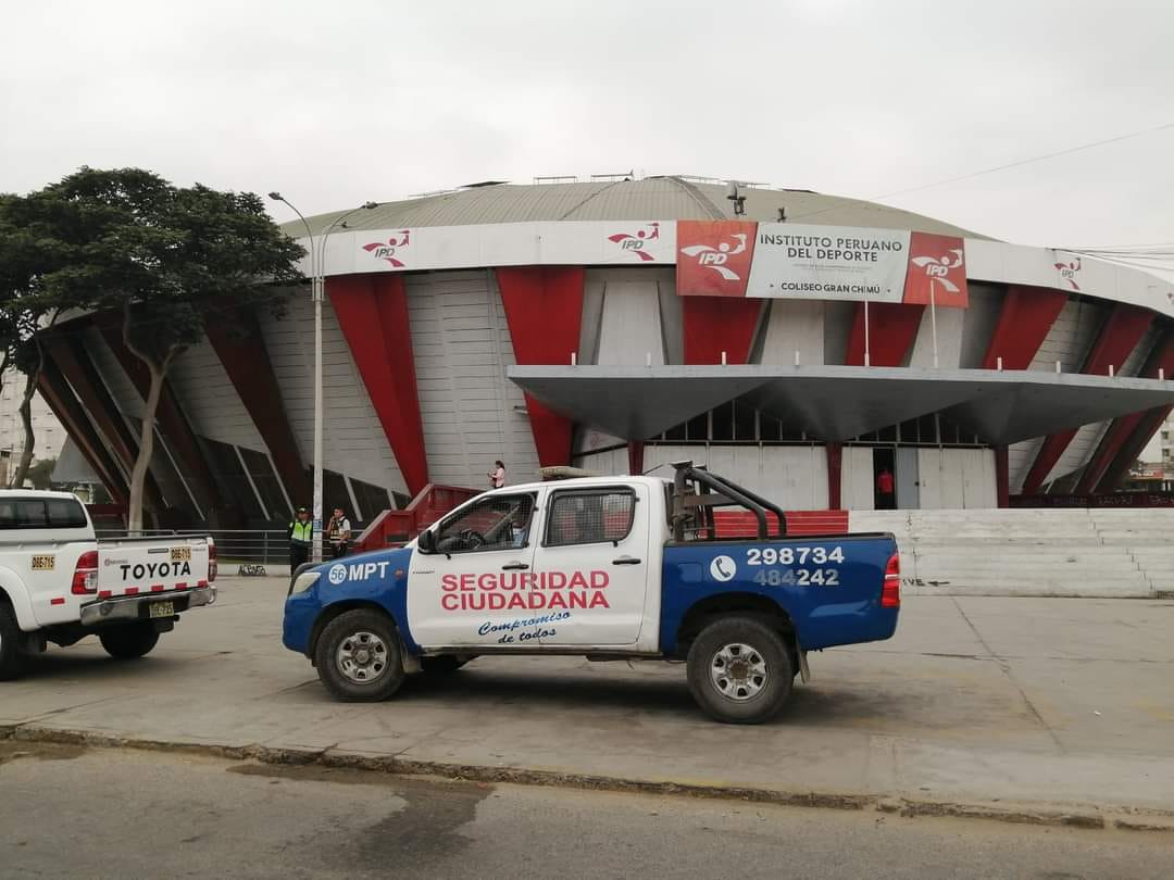 Hallan cuerpo de hombre en los exteriores de Coliseo Gran Chimú