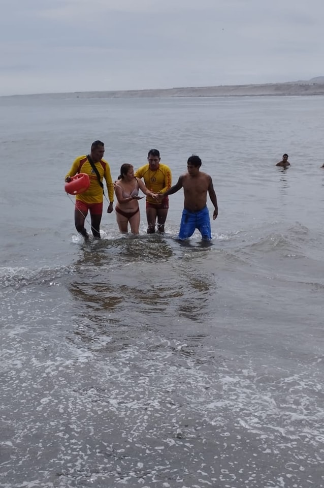 Rescatan a mujer que se ahogaba en la playa de Huanchaco