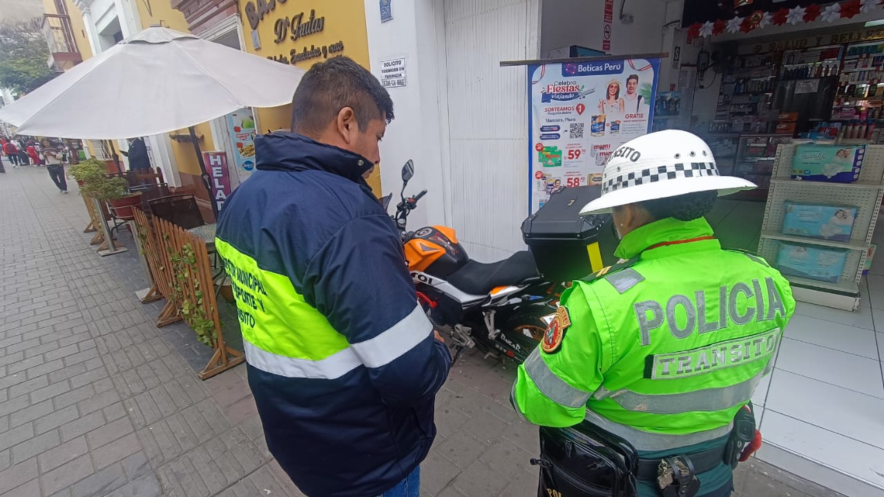  Multan a choferes de motos lineales por estacionarse en zonas prohibidas