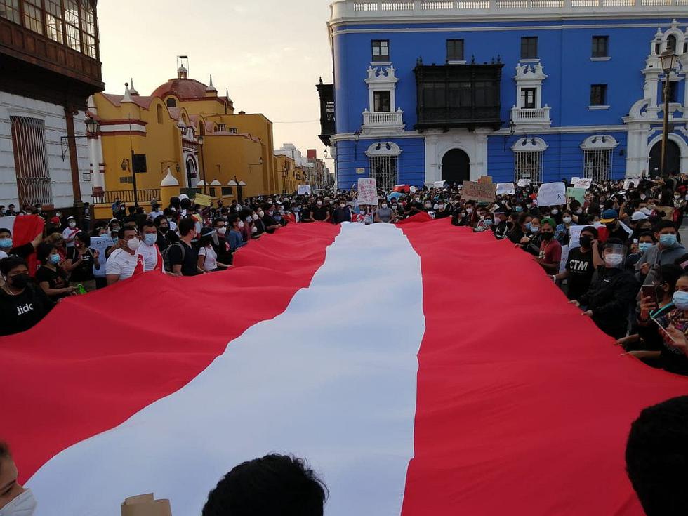 Trujillanos marcharon y celebraron renuncia de Merino de manera multitudinaria 