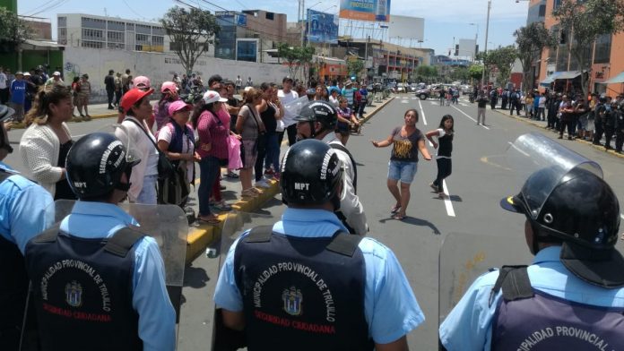 Funcionario de Seguridad Ciudadana denuncia mafias que alientan a ambulantes a ocupar la vía pública