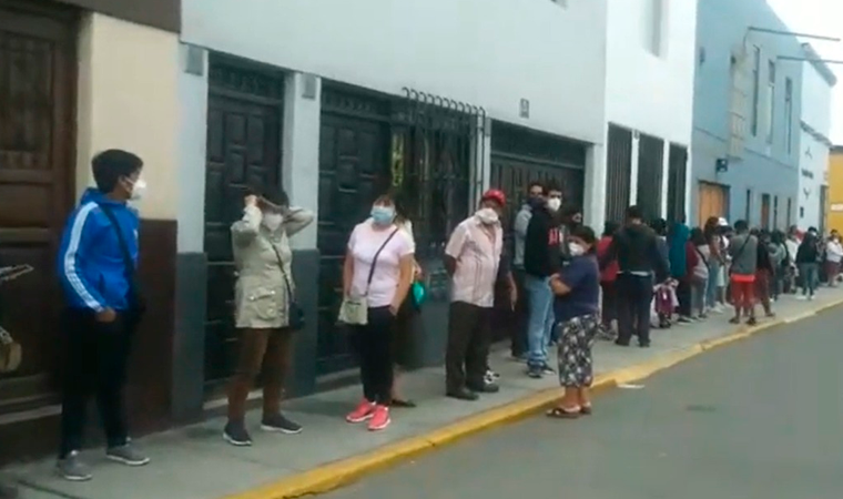 Grandes colas y aglomeración se registraron en los exteriores al Banco de La Nación