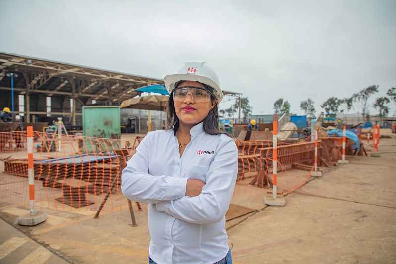 Ella es Maricruz Quispe, becaria que destaca en la industria metalmecánica