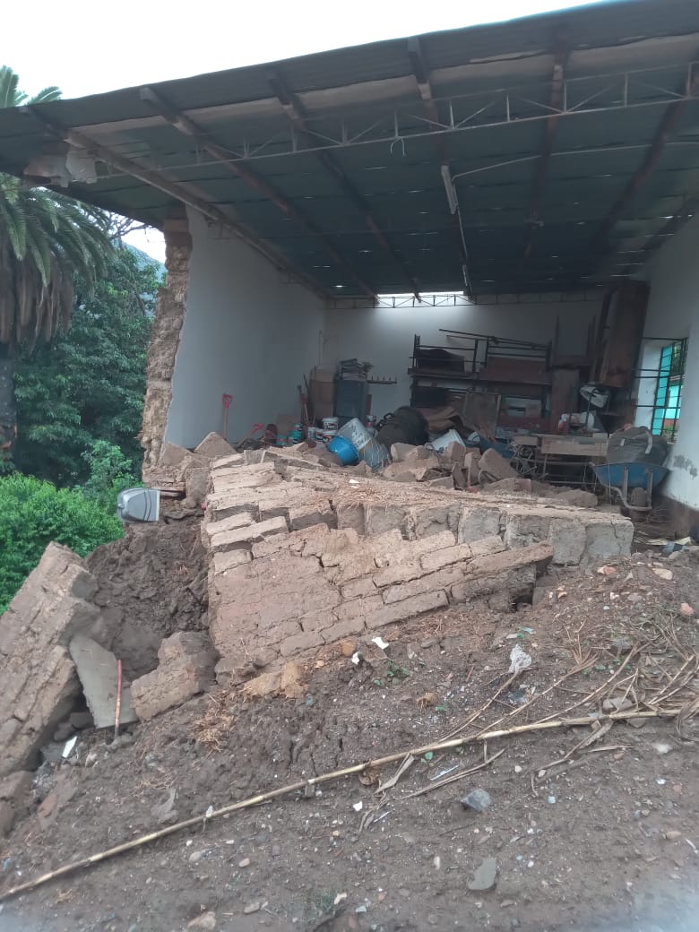 Lluvias destruyen colegio de Huancay en el distrito de  Marmot