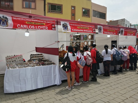Realizan la I Feria Artesanal Trujillo 2023 en la plazuela El Recreo
