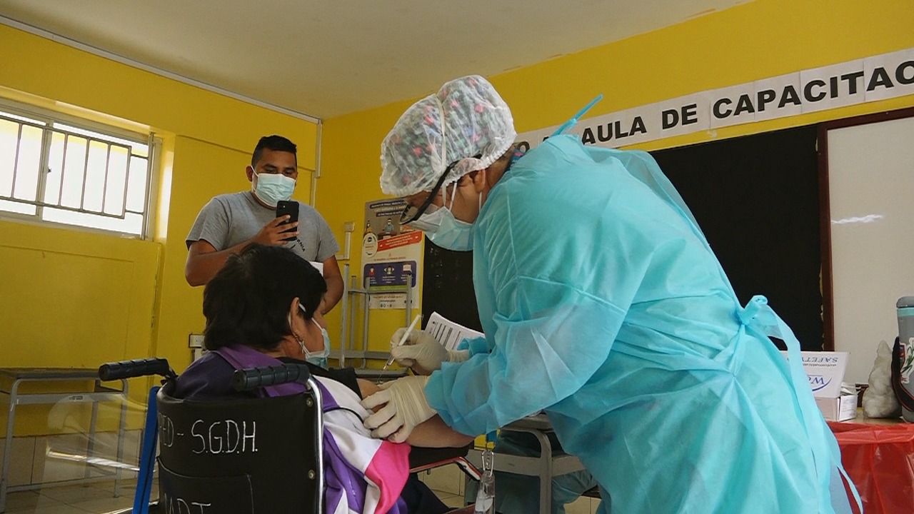 Conoce cómo se pueden vacunar contra la covid 19 si tienes una enfermedad rara en Trujillo