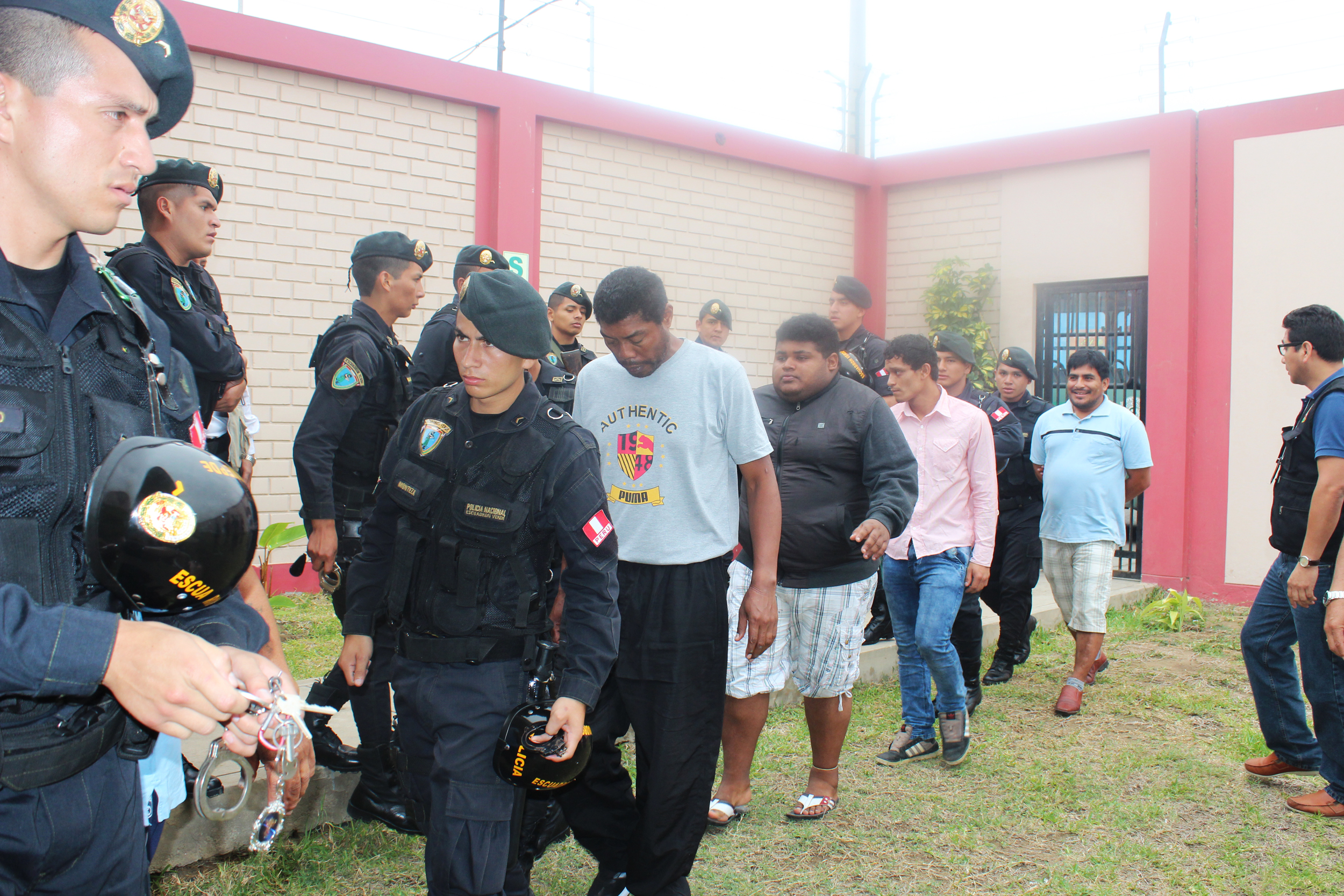 Dictan 18 meses de prisión preventiva a diez de "Los Malditos del Triunfo"