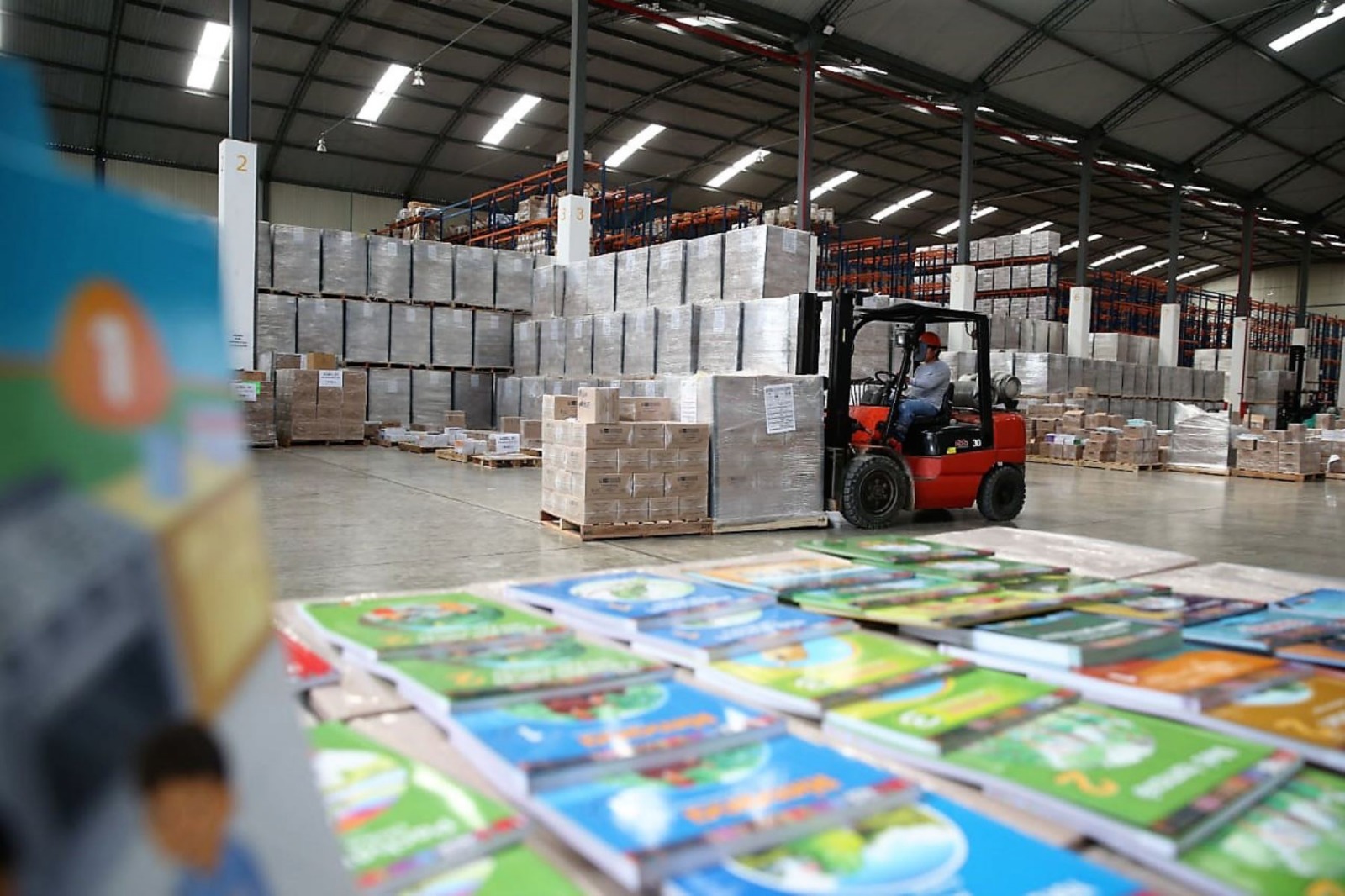 El 97% de material educativo para inicio del año escolar en colegios públicos ya está en las UGEL