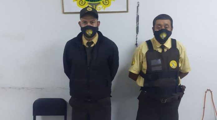 Atrapan a dos sujetos disfrazados de  vigilantes que portaban armas de manera ilegal