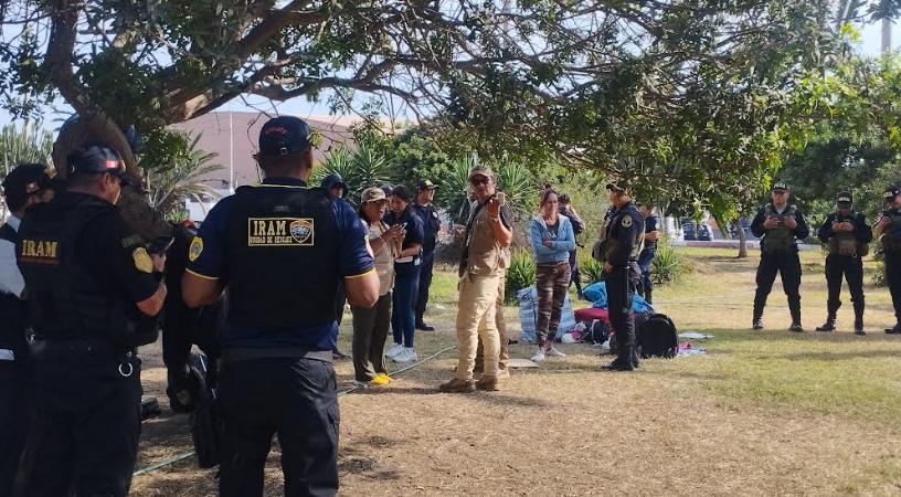 Desalojan a extranjeros que invadieron espacio público en el óvalo La Marina