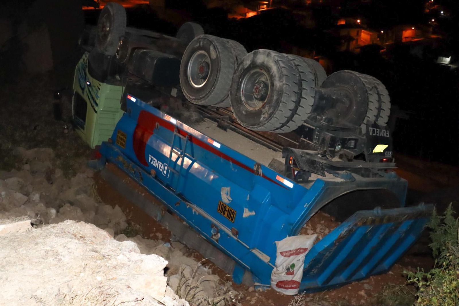 Otuzco: volquete cae al borde de una vivienda en Salpo