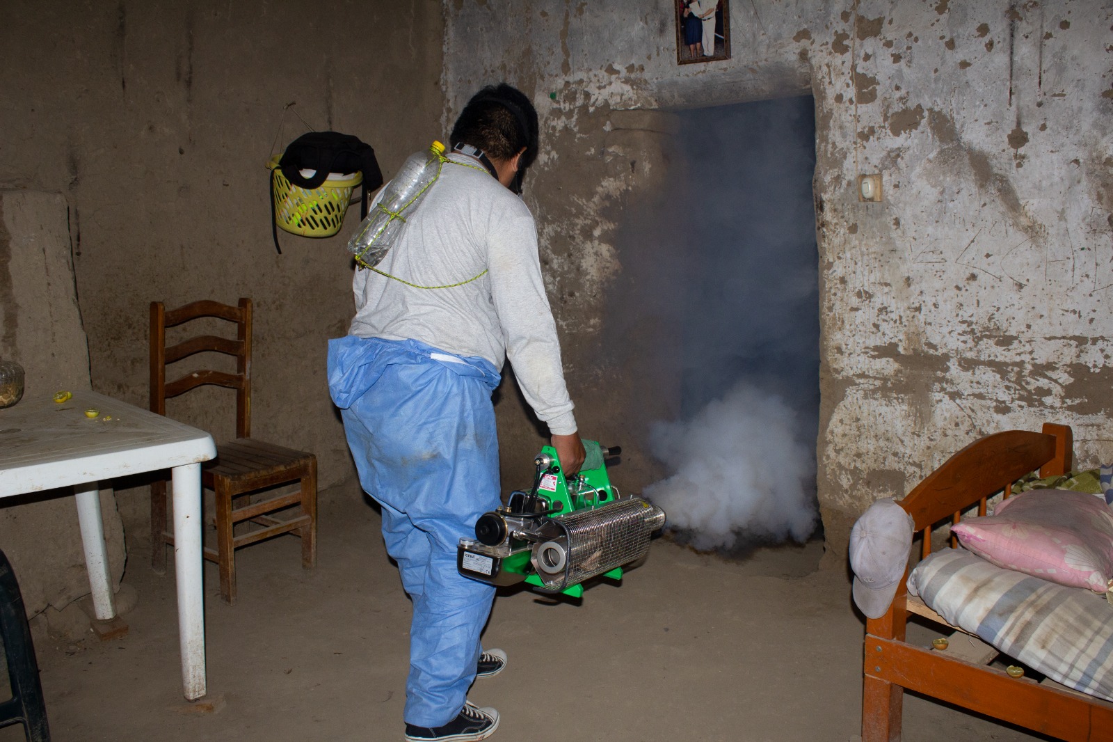 Fumigan de más de 3 mil casas y negocios para controlar vector del dengue  en Chepén