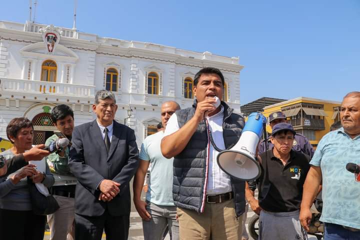 Alcalde anuncia liberar taxistas para no pagarán cupos a empresas