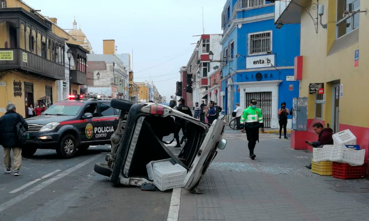 Conductor se salvó de morir en accidente mientras repartía pan en centro histórico de Trujillo