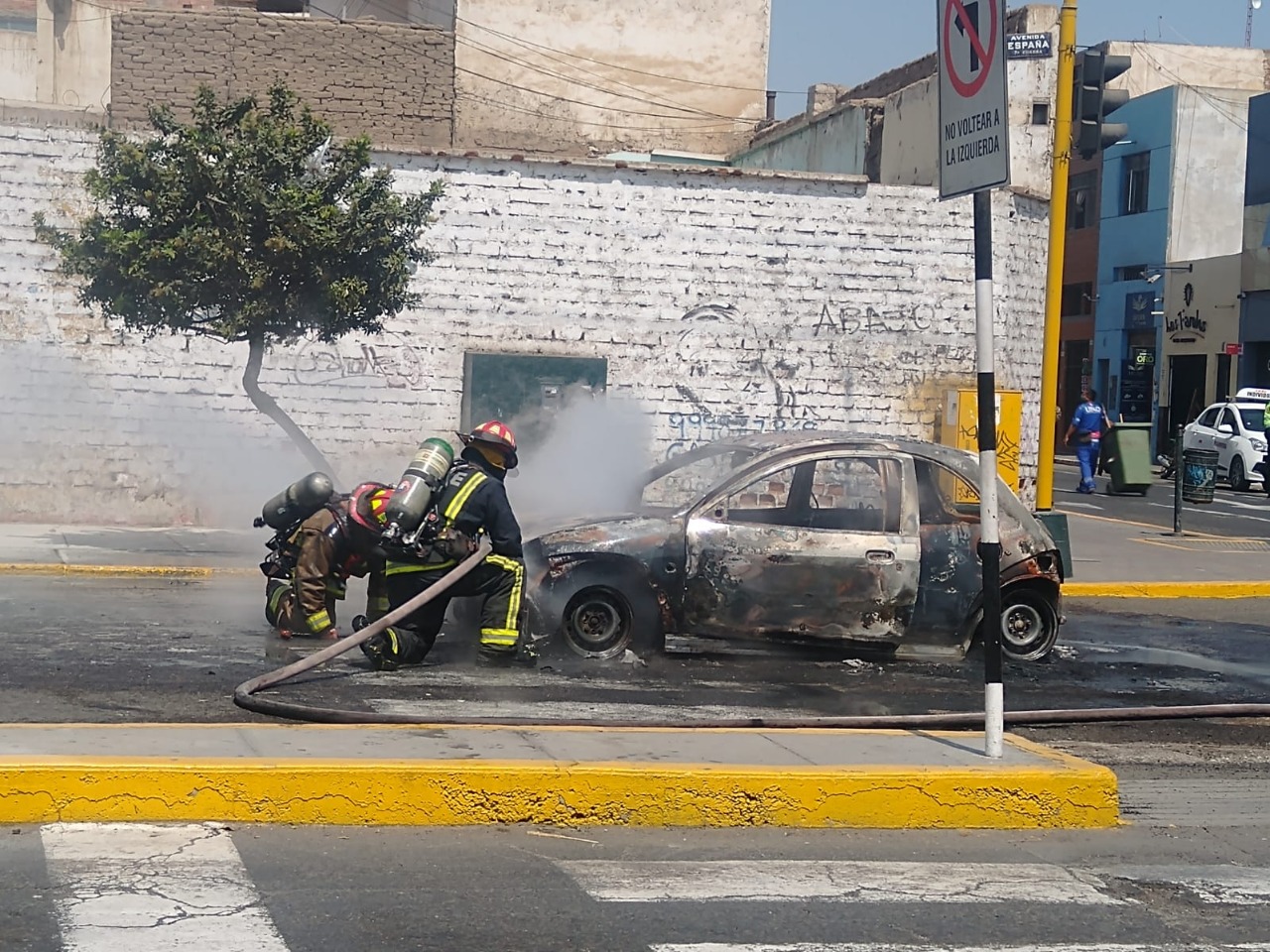 Vehículo queda reducido a cenizas a pocas cuadras de la Plaza de Armas de Trujillo