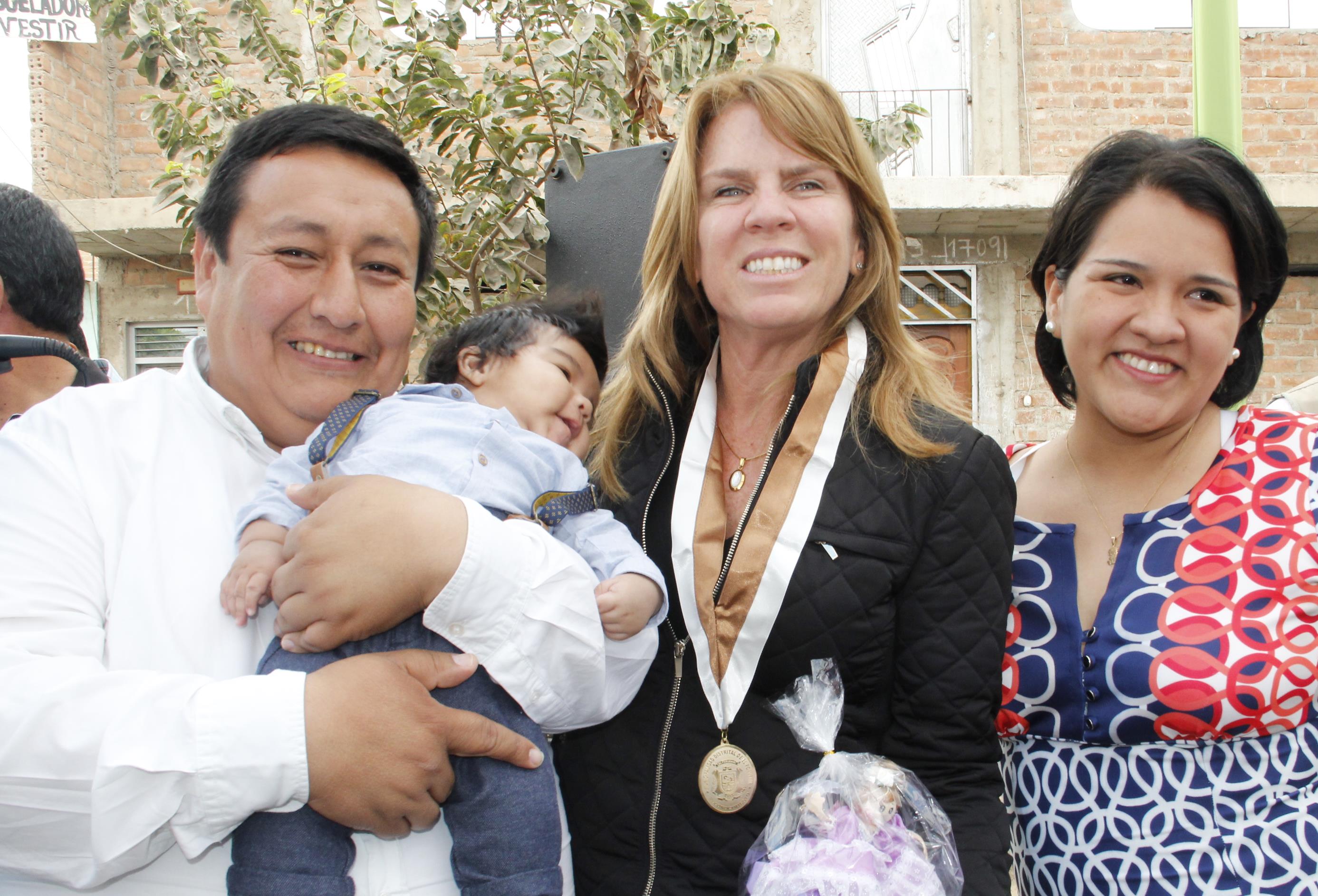 Ministra Cayetana Aljovín anuncia evaluación de beneficiarios de programas sociales