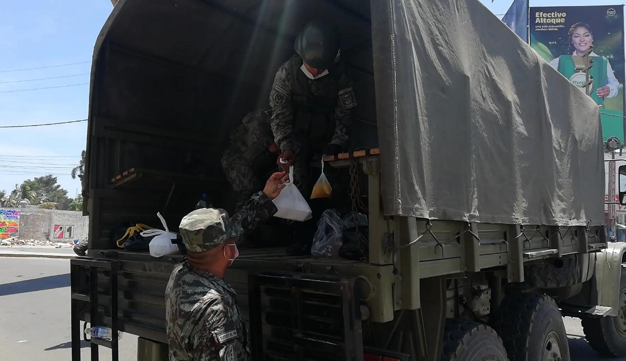 Vecinos se organizan para llevar almuerzo a militares que cuidan durante cuarentena en Trujillo