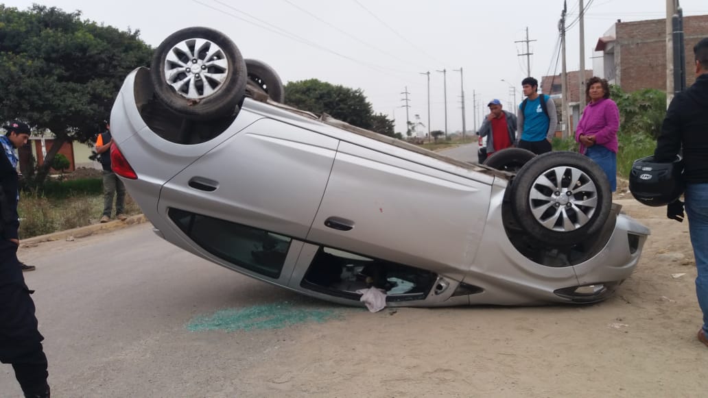 Trujillo: niño de 11 años y su hermano quedan heridos en volcadura de auto donde viajaban