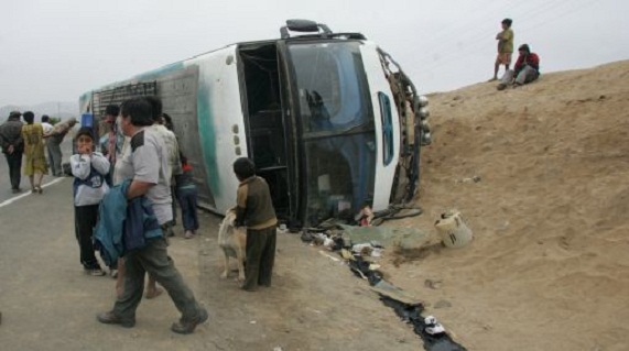 Pasajeros que viajaban en bus interprovincial salvaron de morir tras violento choque