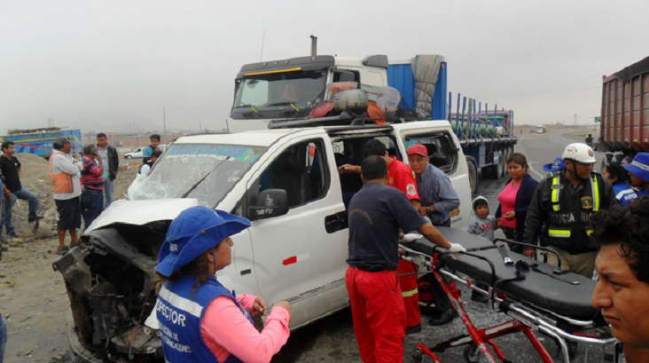 Diez heridos tras choque de tráiler y miniván en la vía de Evitamiento