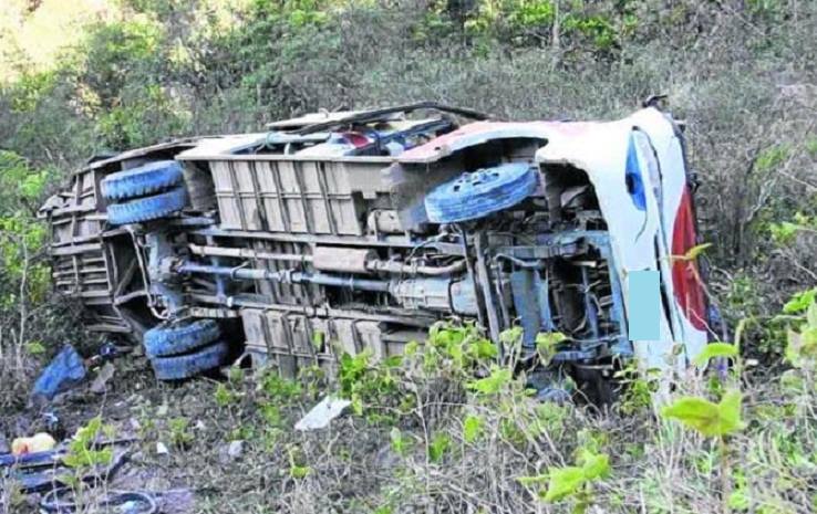 Adolescente murió tras volcadura de vehículo a un abismo de 250 metros