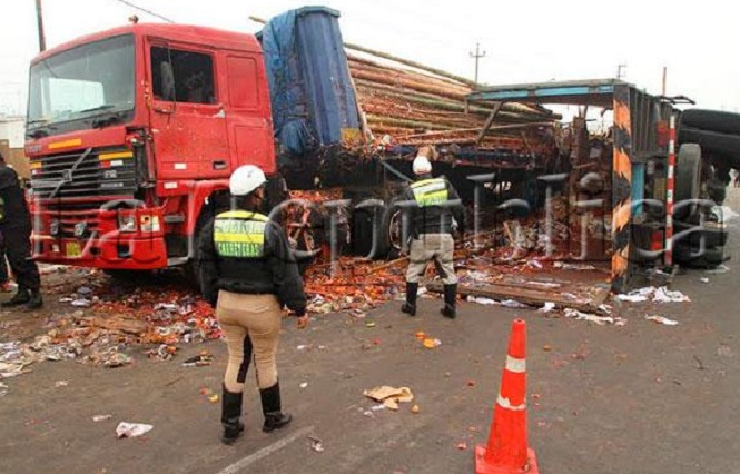 Un muerto tras choque entre un tráiler y furgón en Pacasmayo