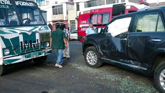Cuatro heridos en accidente de tránsito entre un bus y una camioneta (Video)