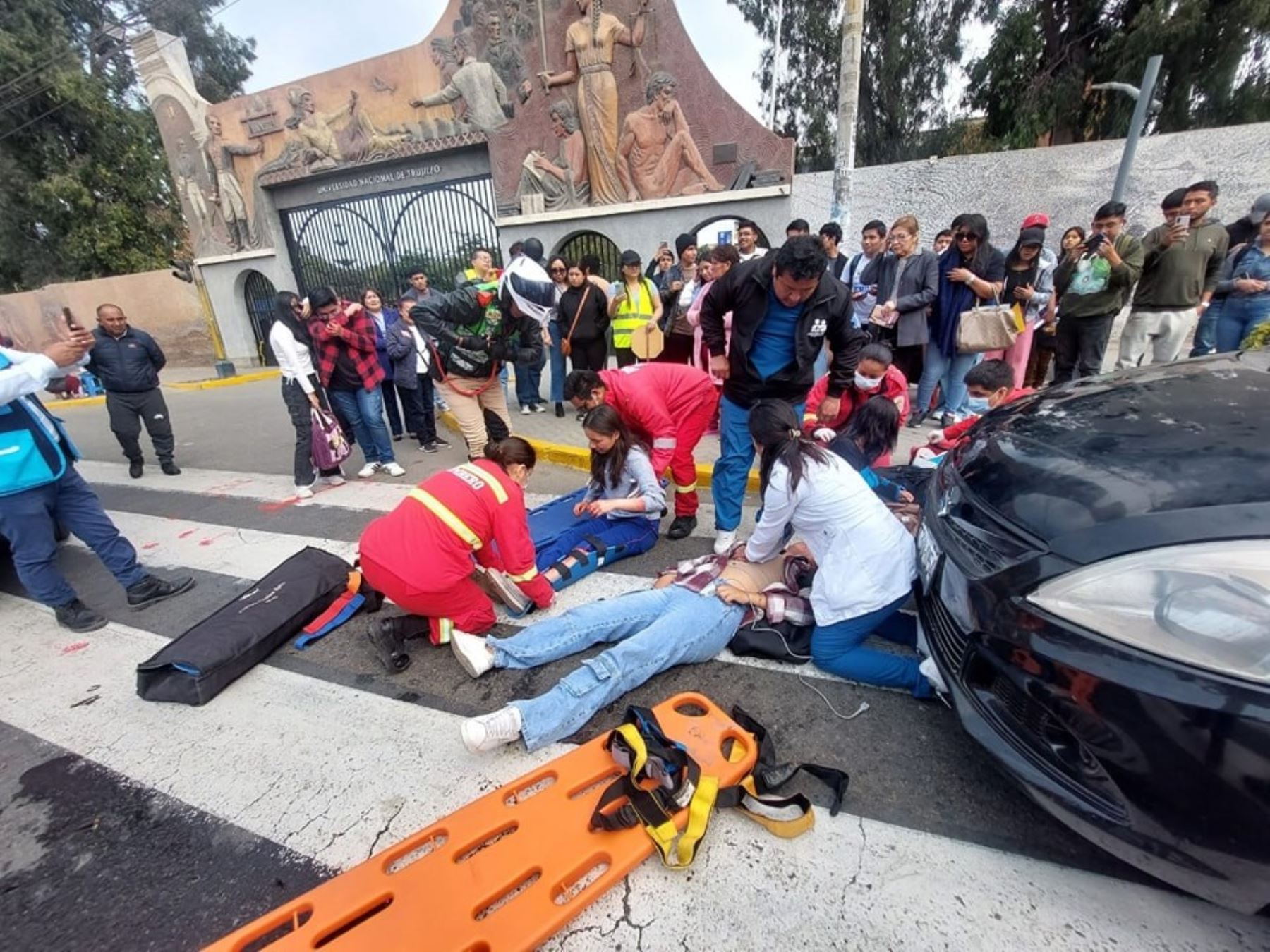 Choque entre taxi y micro deja siete heridos frente a la UNT     