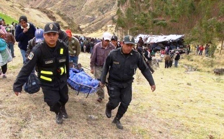 Dos muertos y siete heridos tras caída de "combi" a un abismo en Usquil