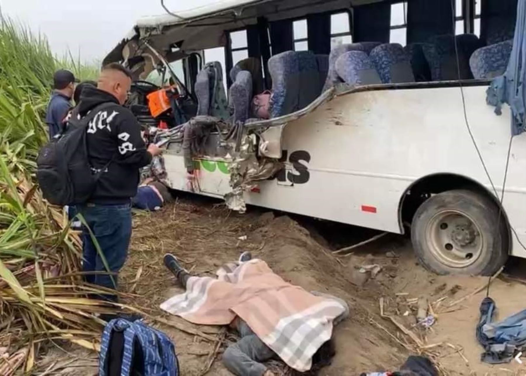 La Libertad: suman seis muertos y 25 heridos tras choque de buses en Chicama
