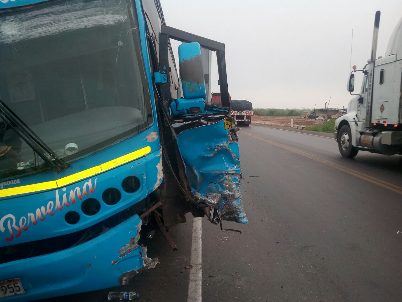Dos heridos deja tras choque entre ómnibus y automóvil en la vía de Evitamiento