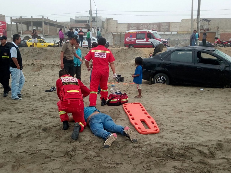 Huanchaco: dos sujetos ebrios resultaron heridos en despiste de su automóvil