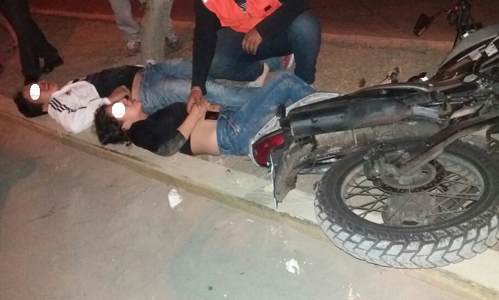 Jóvenes se despistan en su moto por obra inconclusa de la Municipalidad de Trujillo