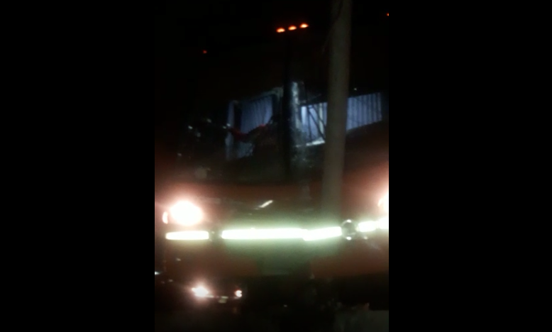 Moche: bus de transporte de personal impactó esta madrugada contra poste de alumbrado 