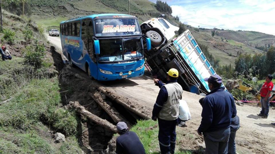 Santiago de Chuco: Camión vuelca al cruzar puente 