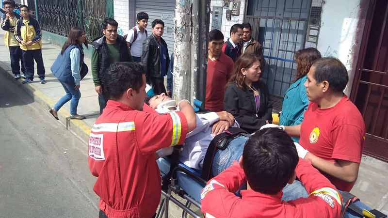 Escolares y maestros heridos por choque de combi en avenida Los Incas