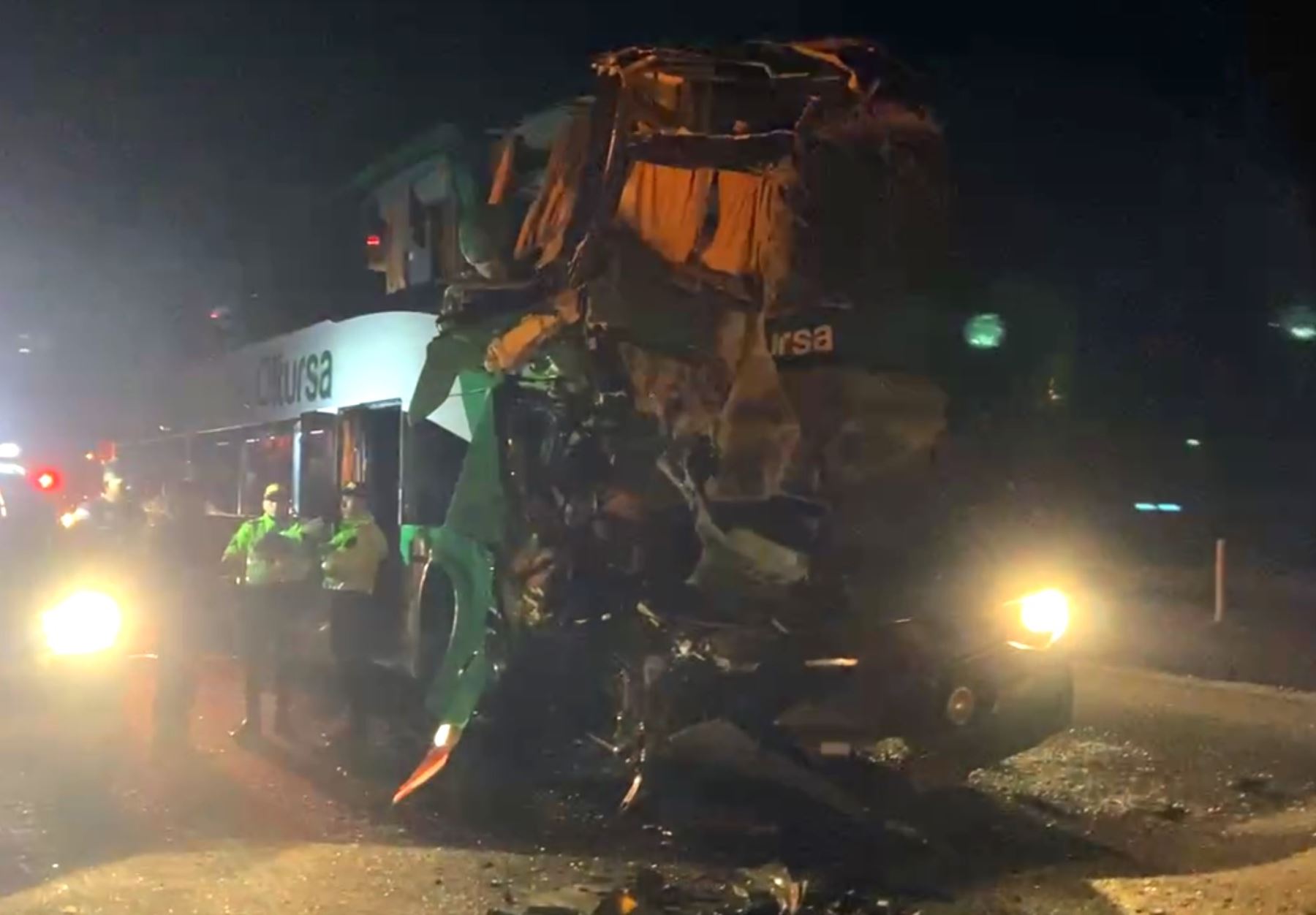 Choque entre tráiler y bus interprovincial deja en 14 personas en Chao