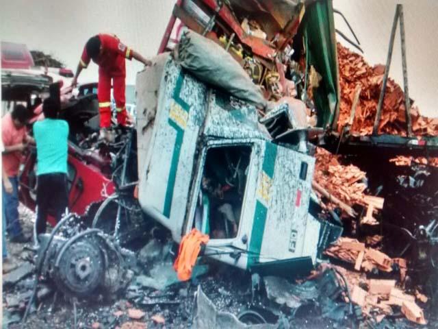 Huanchaco: dos muertos en choque de camión y un tráiler