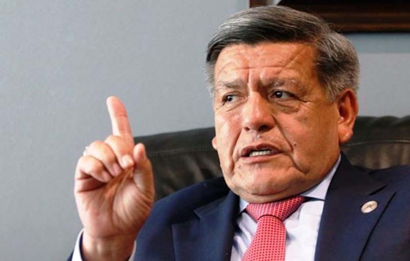 César Acuña “se pone a disposición” de Martín Vizcarra para crear plan económico