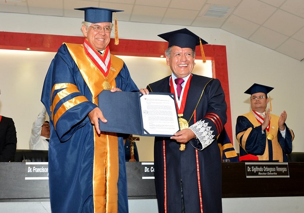 César Acuña asegura que no se corre de las investigaciones