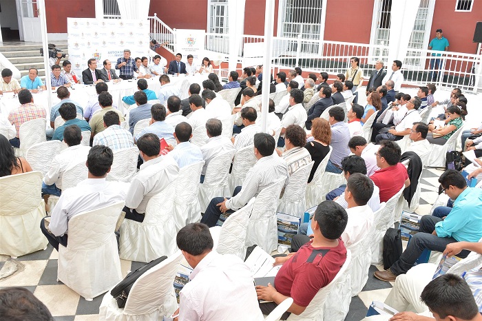 Gobierno regional y alcaldes distritales se reúnen para planificar obras públicas