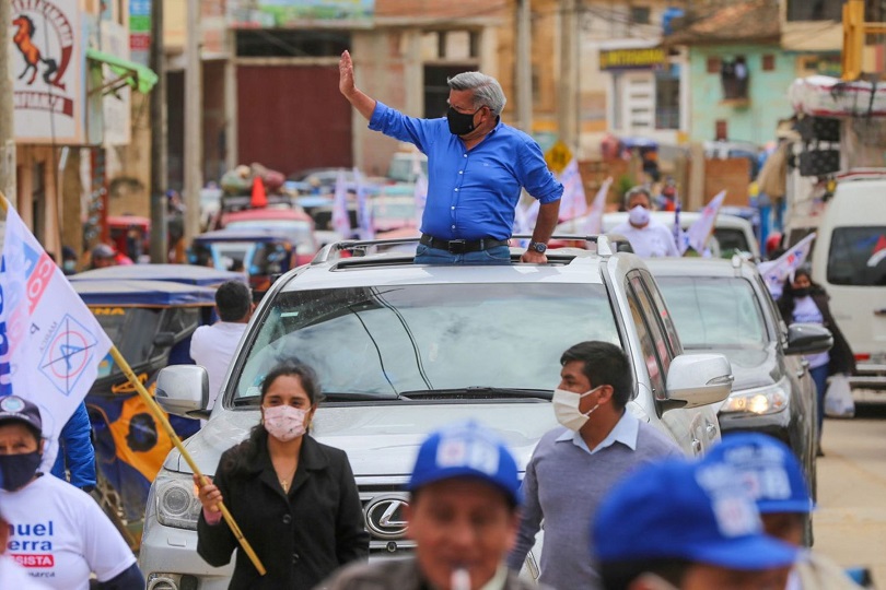  Candidato César Acuña apoya propuesta para la compra de vacunas por privados