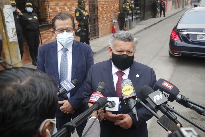 Acuña se reunió y “se puso a disposición” de Pedro Castillo para asegurar gobernabilidad