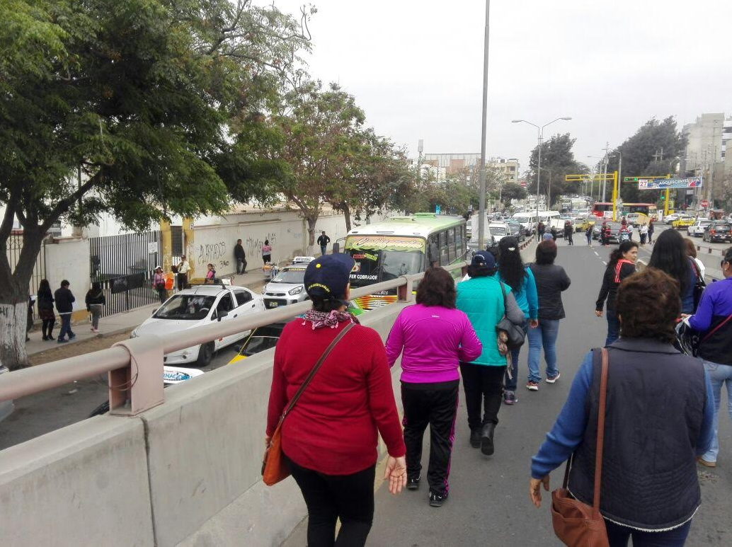 Administrativos de la UNT toman baipás del óvalo Mansiche