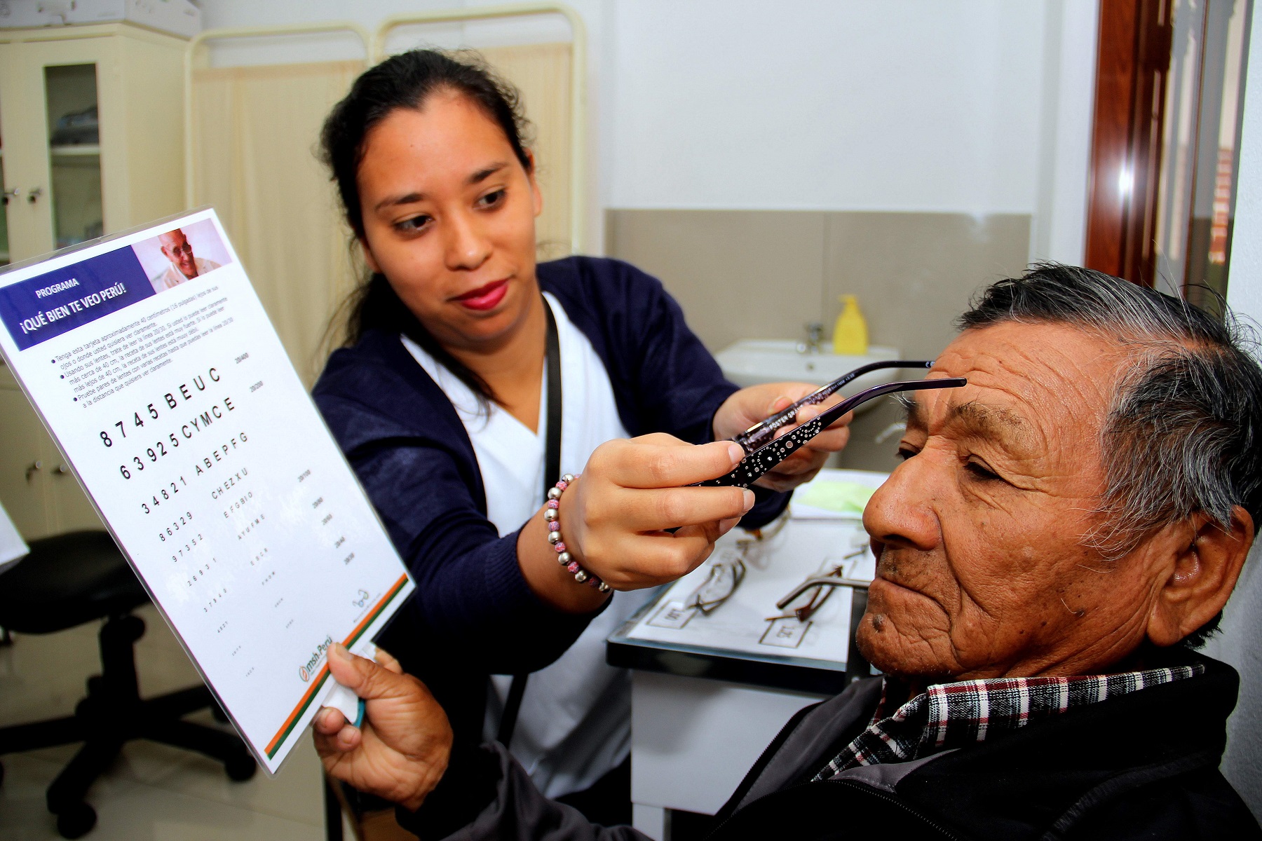 Más de 400 adultos mayores de campaña “Sin cataratas para verte mejor”  recibieron anteojos gratis